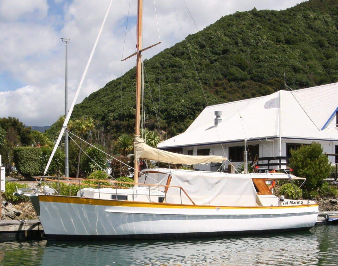 Kingfisher Classic Motor Sailer Kingfisher Classic Motor Sailer