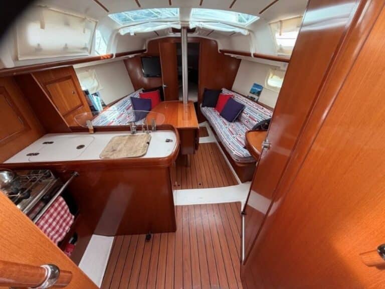 9475-beneteau-323-oceanis-02