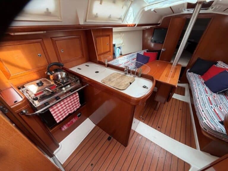 9475-beneteau-323-oceanis-04