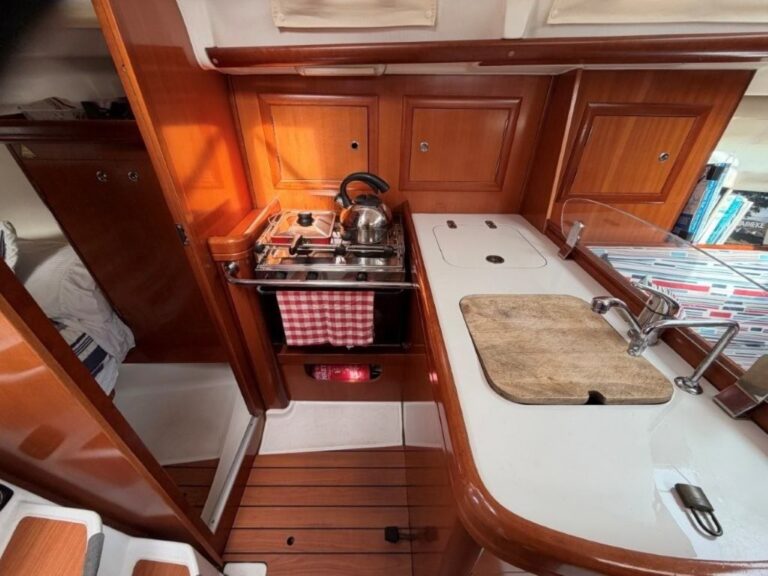 9475-beneteau-323-oceanis-06