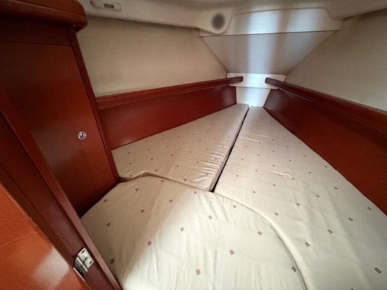 9475-beneteau-323-oceanis-09