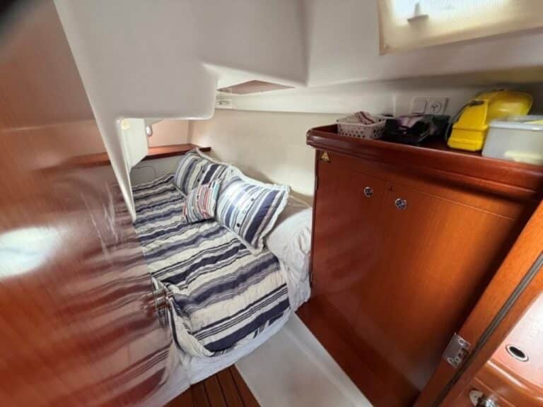 9475-beneteau-323-oceanis-12
