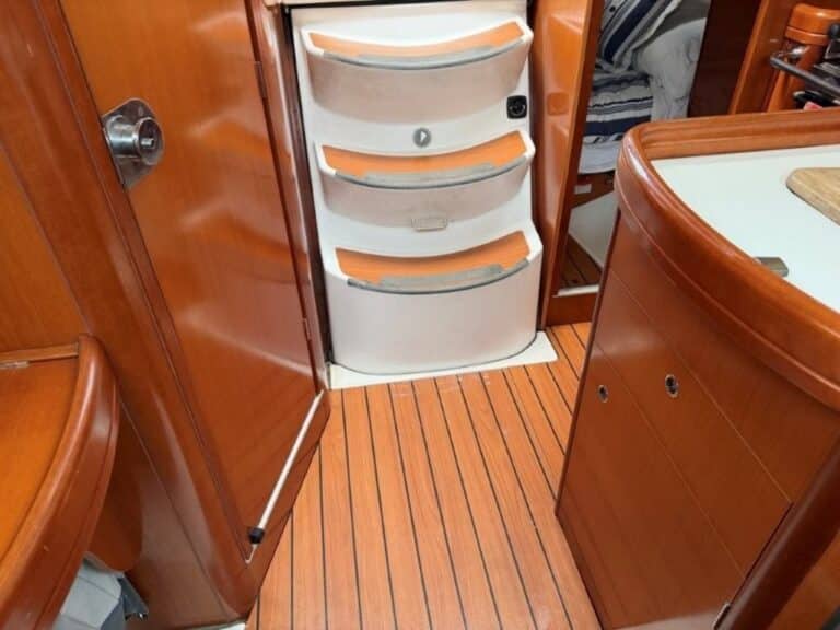 9475-beneteau-323-oceanis-16