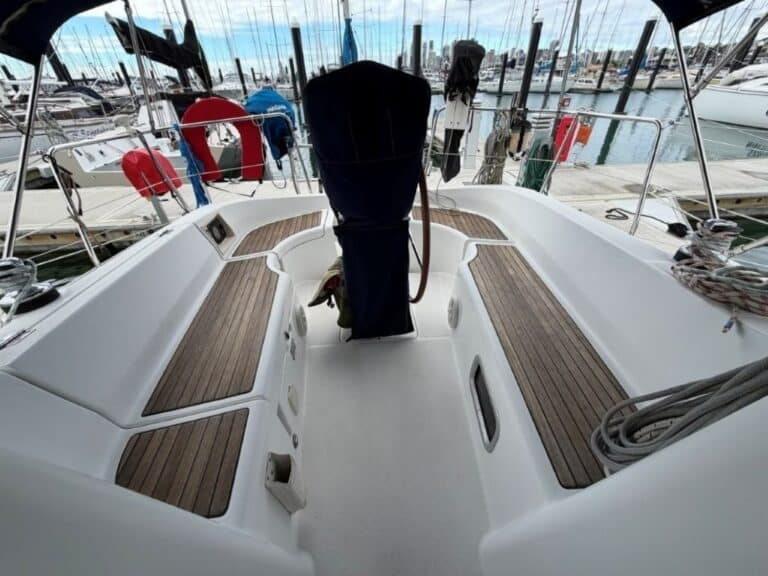 9475-beneteau-323-oceanis-18
