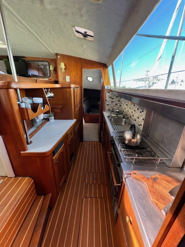 B801-37ft-elite-11-roger-simpson-cruising-cat-13